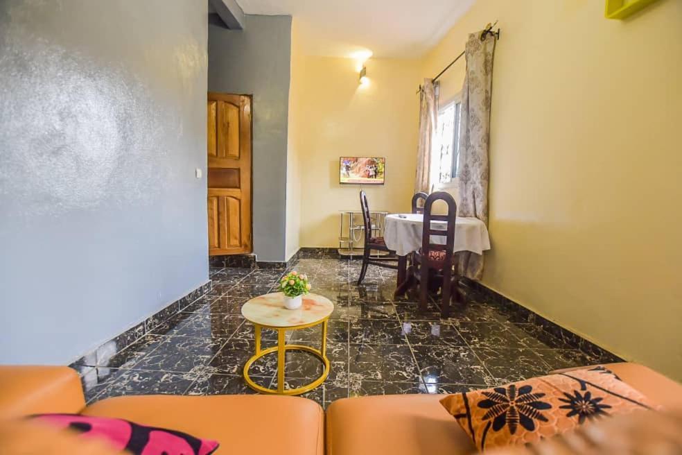 Appartements Neuf De Haut Standing Dm & Ng A Bafoussam Екстер'єр фото